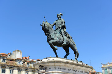 Obraz premium Statue of King Joao I (John I) at the center of Praca da Figueira (Square of the Fig Tree) in historic city center of Lisbon, Portugal.