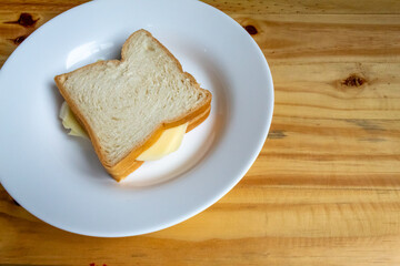 SANDUICHE DE PÃO DE FORMA COM QUEIJO MUSSARELA.