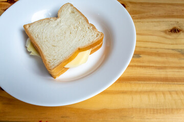 SANDUICHE DE PÃO DE FORMA COM QUEIJO MUSSARELA.
