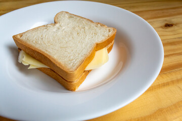 SANDUICHE DE PÃO DE FORMA COM QUEIJO MUSSARELA.