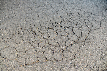 Asphalt road suffers from cracks and cracks due to the factors of time and lack of maintenance and follow-up