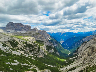 Blick in eine Talschlucht der Dolomiten von der Rückseite der drei Zinnen