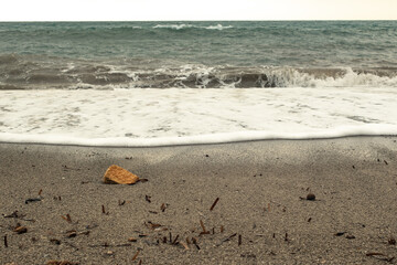 ola espumosa en la orilla, mediterraneo