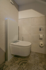 
Glance into a toilet with a shower toilet and matching accessories. Blick in eine Toilette mit...