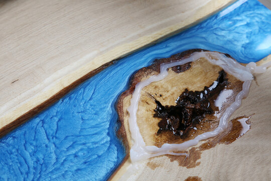 blau metallisches Epoxidharz mit Holzplatte