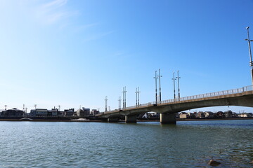 Fototapeta na wymiar 新潟県上越市の関川に架かる荒川橋と対岸の街並み