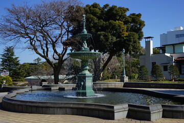 Fototapeta na wymiar 港の見える丘公園 横浜 日本 - Fountain at Observatory of Harbor Viewing Park in Yokohama, Japan. 