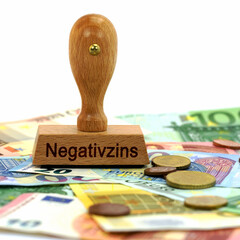 Stempel mit dem Aufdruck "Negativzins" auf Banknoten