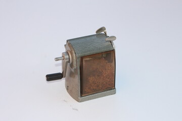 Alte Bleistiftsüitzmaschine. Kurbelanspitzer.