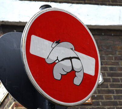 Verkehrsschild "Durchfahrt verboten" mit Sumo-Ringer Aufkleber von Clet Abraham