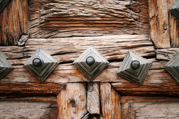 Nieten auf antiker rustikaler Holztür