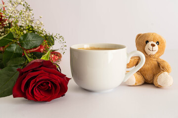 rosa rossa tazza bianca e orsetto