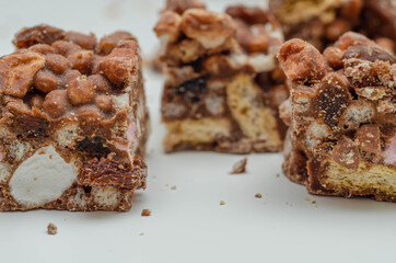 A marvelous mix of sultanas, marshmallows, biscuit pieces, crispy rice and glacé cherries covered in milk chocolate