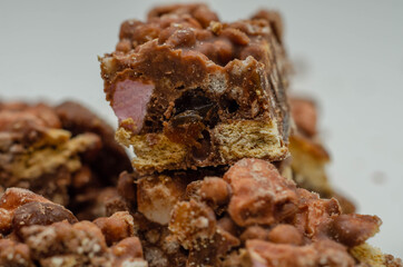 A marvelous mix of sultanas, marshmallows, biscuit pieces, crispy rice and glacé cherries covered in milk chocolate