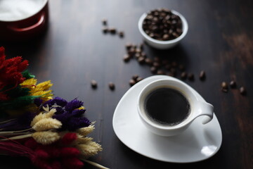 Kawa espresso w filiżance białej porcelanowej