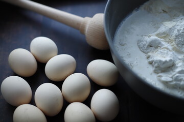 Jajka na stole drewnianym ciemnym przygotowanie ciasta © Seance_Photo_Sylwia