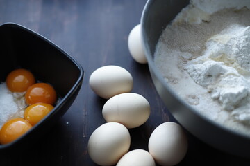 Jajka na stole drewnianym ciemnym przygotowanie ciasta © Seance_Photo_Sylwia