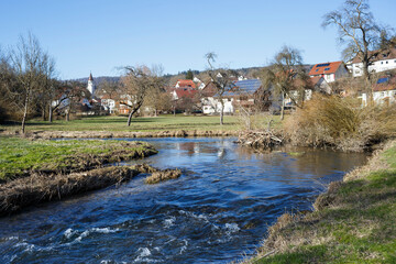 Fototapeta na wymiar Ortsteil Oberschmeien der Stadt Sigmaringen mit dem Fluss Schmeie im Vordergrund (Hohenzollern)