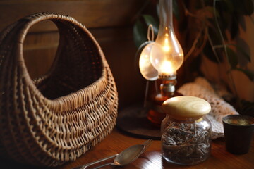 Kosz wiklinowy i słoik szklany z szałwią © Seance_Photo_Sylwia