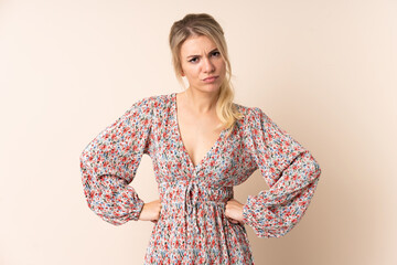 Obraz premium Blonde woman over isolated background angry