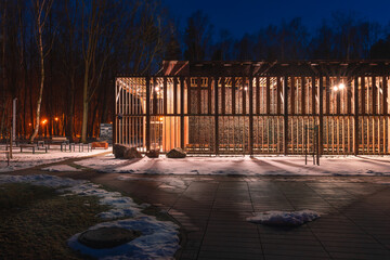 Oświetlona tężnia solankowa w zimie, widok prostopadły © LOGORYTM