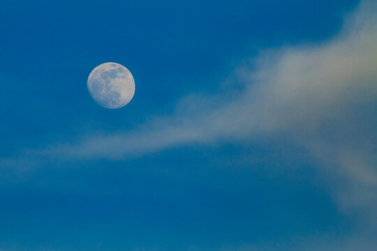 Luna llena en cielo azul, fases lunares.