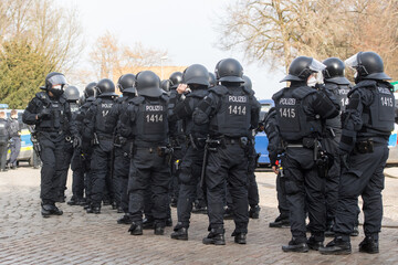 Polizisten einer Hundertschaft