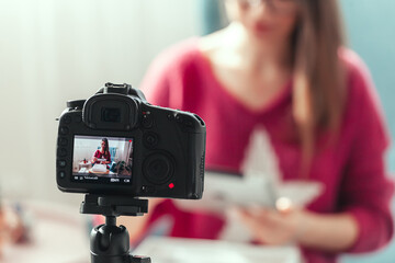 Naklejka premium Close-up camera screen, woman blogger makes video of unpacking g