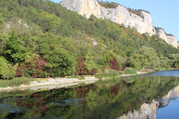 Fototapeta na wymiar beautiful lake in the mountains of Crimea in autumn 