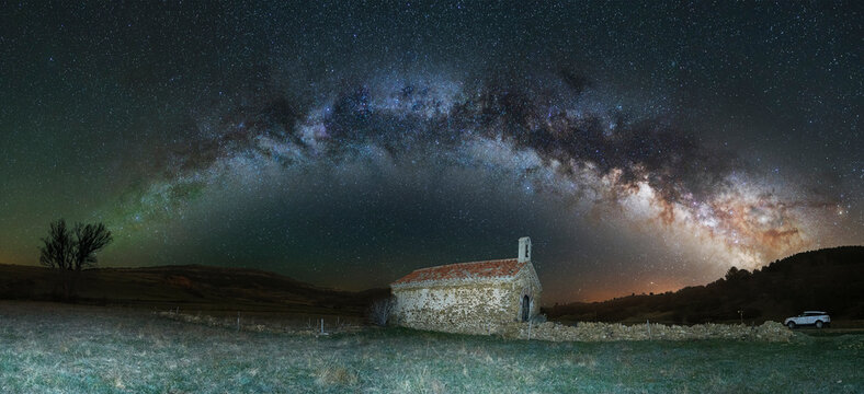 Milky way bow over Santa Quiteria