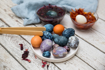 Coloring Easter eggs with environmentally friendly dyes, hibiscus tea, egg husks.