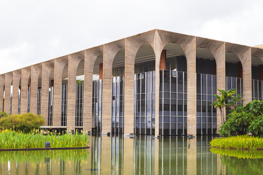 Pal&aacute;cio do Itamaraty - Minist&eacute;rio das Rela&ccedil;&otilde;es exteriores - MRE. Bras&iacute;lia, Distrito Federal - Brasil. 28 de Fevereiro de 2021. Projetado por Oscar Niemeyer.
