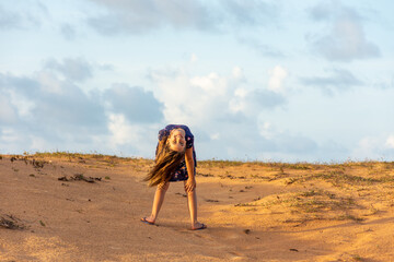 Criança solitária em deserto se exercitando