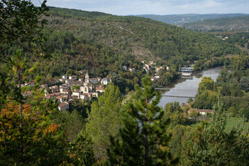 Fototapeta premium Vallée du Lot et village d'Albas