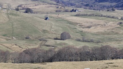 Fototapeta premium granges et buron dans le Sancy, Auvergne