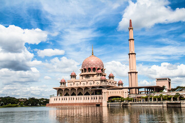 Fototapeta premium Masjid Putra in Putrajaya Malaysia