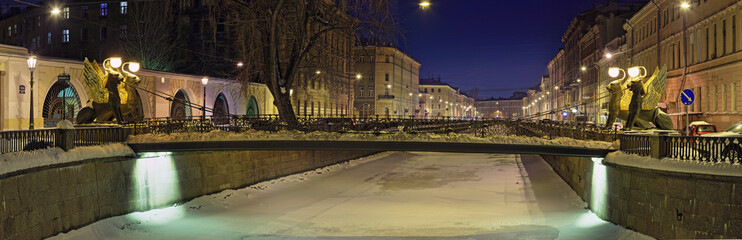 Fototapeta na wymiar Night embankment of the Griboyedov Canal and Bank Bridge in St. Petersburg