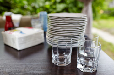 Blurry image of empty drink glasses on the table in outdoors restaurant