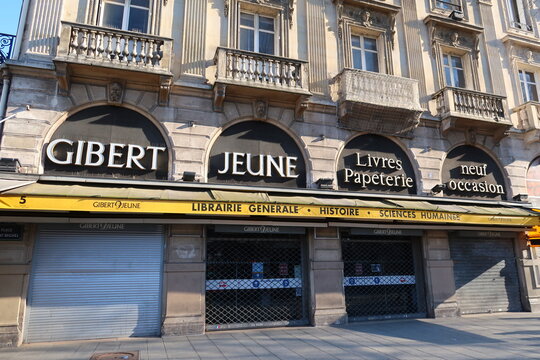 C&eacute;l&egrave;bre librairie "Gibert Jeune" sur la place Saint-Michel, dans le quartier latin &agrave; Paris, ferm&eacute;e &ndash; 28 f&eacute;vrier 2021 (France)