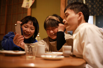 テレビ電話をする家族