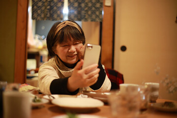 テレビ電話する女性