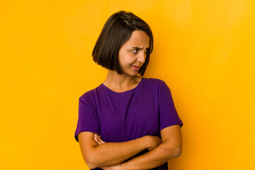 Obraz premium Young hispanic woman isolated on yellow dreaming of achieving goals and purposes