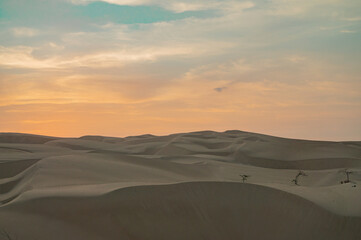 Obraz na płótnie Canvas Atardecer por el desierto de Ica