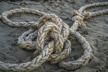 Fototapeta na wymiar 2021-02-28 AN OLD ROPE FROM A SHIP ABANDONED ON THE BEACH