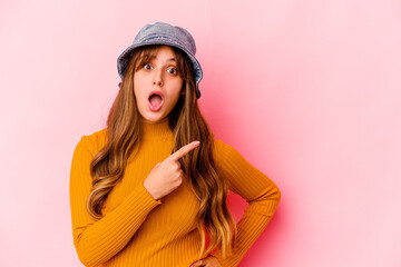 Naklejka premium Young caucasian woman wearing fishermans hat isolated pointing to the side
