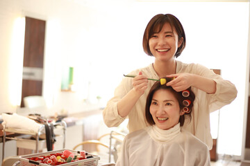 パーマロッドを巻く美容師