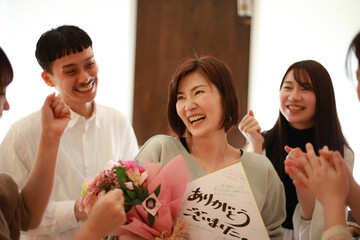 職場の異動でプレゼントを受け取る女性