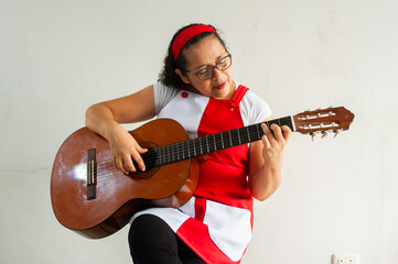 Tocando la guitarra haciendo musica