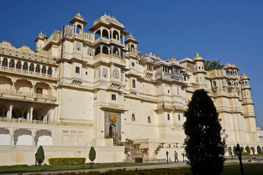 Built in 1559 on the shore of Lake Pichola by Maharana Uday Singh, the magnificent City Palace in Udaipur is considered to be the largest royal complex in Rajasthan, India.