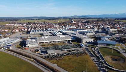 Luftaufnahme mit einer Drohne von einer Stadt in Bayern mit Wohnhäusern und Industriegebiet